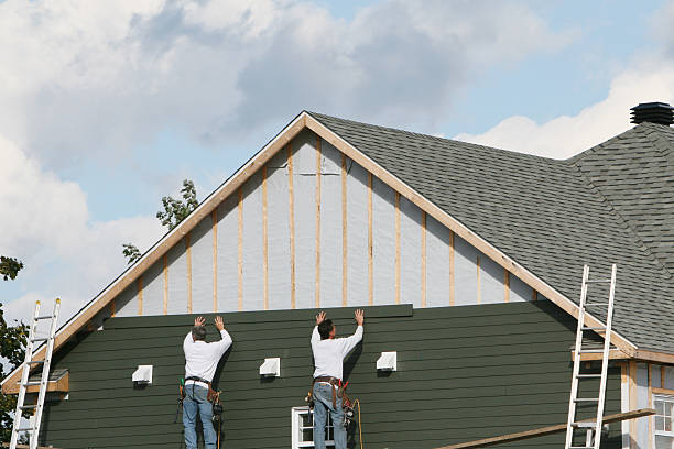 Professional Vinyl Siding technician working in Plant City, FL